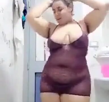 مصرية بجسم مربرب ترقص ملط في الحمام