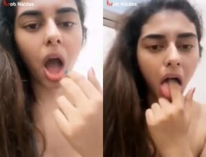مصرية تلعب في كسها وتسرب عراة لها