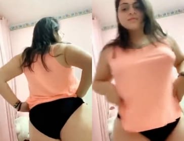 شاهد هذه المراهقة العربية وهي تزيل لباسها الداخلي الأسود وتضع أصابعها في فتحة الأحمق