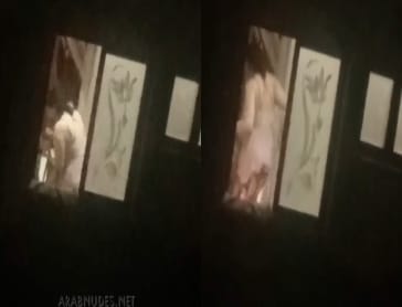 صبي عربي قذر يصور جاره ذو المؤخرة الكبيرة وهو يخلع ملابسه